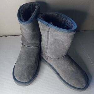 Authentic UGG Women's Light Blue Suede Sheepskin Classic Short II Boots Size 9